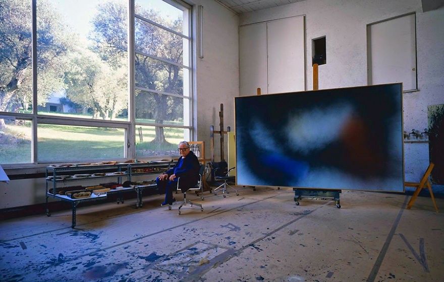 Ханс Хартунг в своей студии в Антибе, Франция. Шансы получить что-то подобное в Лондоне невелики.