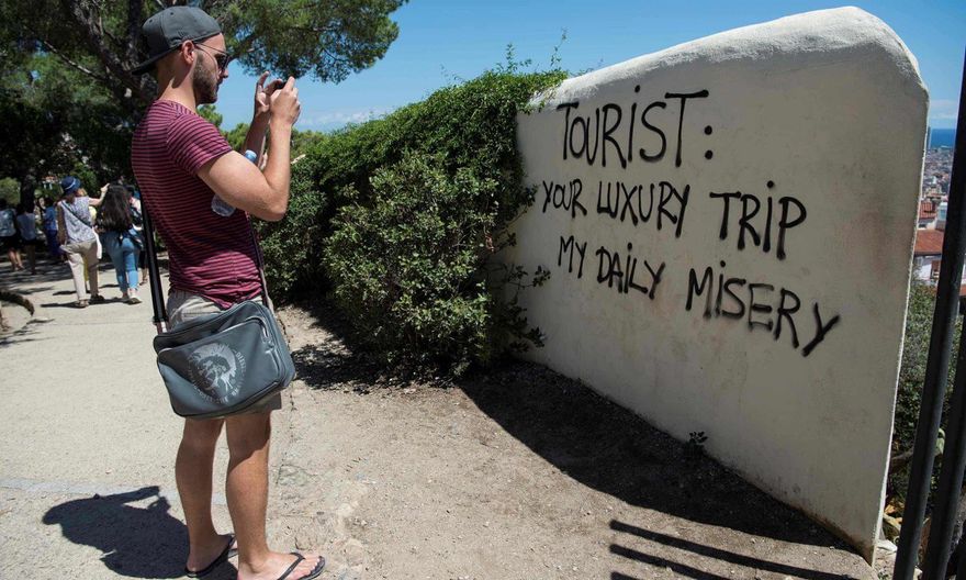 Напис на фото: Туристе! Твоя розкішна подорож — моє щоденне страждання. Фото © The Guardian