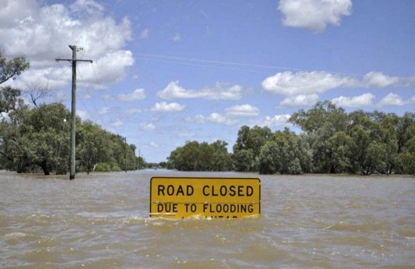 Надпись на знаке: «Дорога закрыта в связи с наводнением». Да ладно!