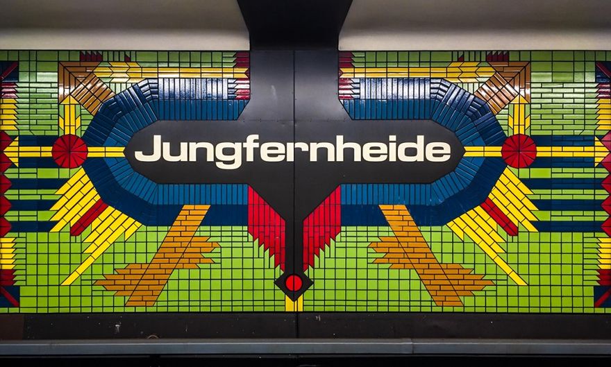 Оба фото сделаны на линии U7 – обратите внимание на винтажную футуристическую надпись на станции Юнгфернхайде!