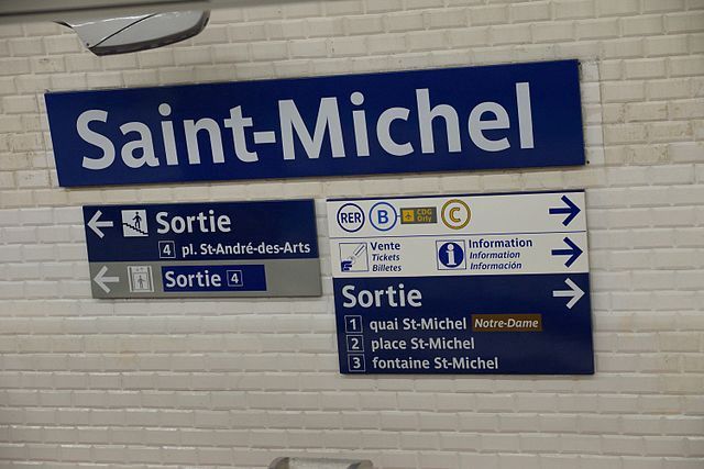 Шрифт Parisine на станции Сен-Мишель. Фото Криса Сэмпсона